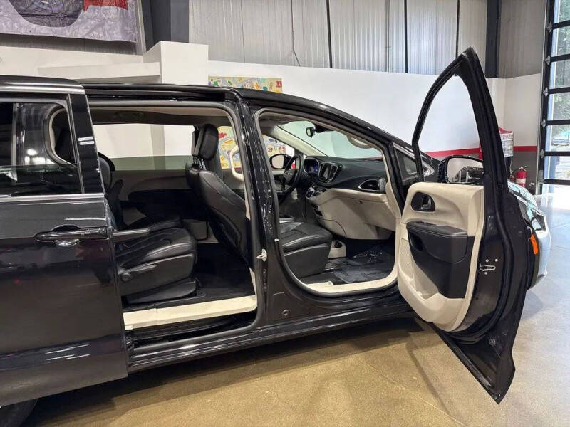 2024 Chrysler Pacifica Plug-In Hybrid Select