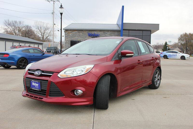 Red 2014 Ford Focus SE SE 4dr Hatchback 25