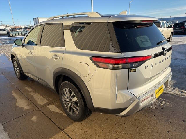 2025 Nissan Pathfinder SL