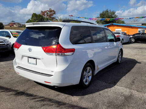 2014 Toyota Sienna LE 8-Passenger