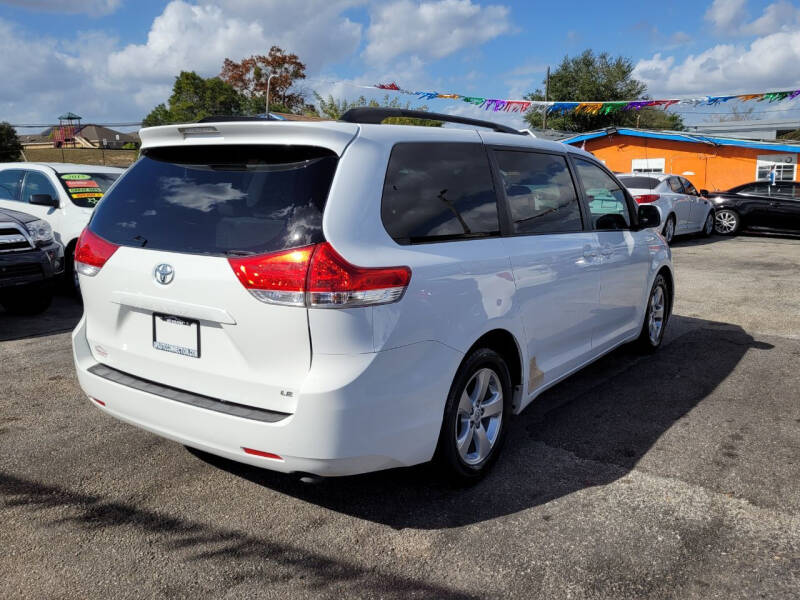 2014 Toyota Sienna LE 8-Passenger