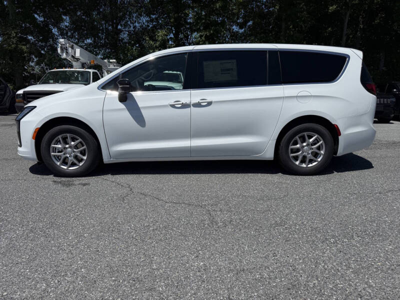 2027 Chrysler Pacifica Select