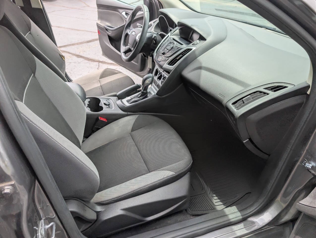 Silver 2014 Ford Focus SE SE 4dr Sedan 22