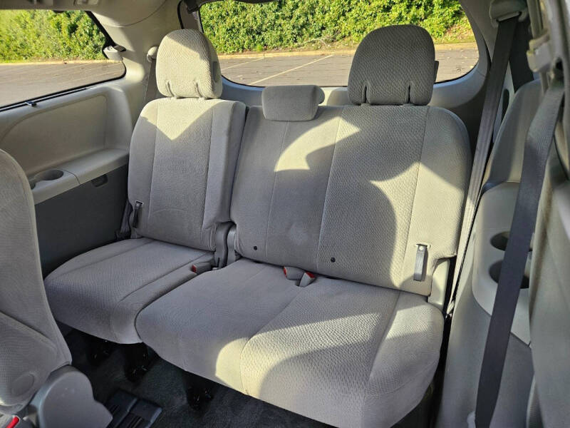 2011 Toyota Sienna LE 7-Passenger Auto Access Seat