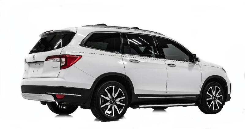 2019 Honda Pilot Touring w/Rear Captain's Chairs