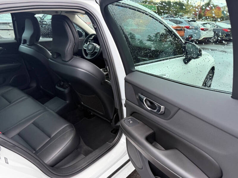 2022 Volvo S60 Recharge T8 R-Design Expression