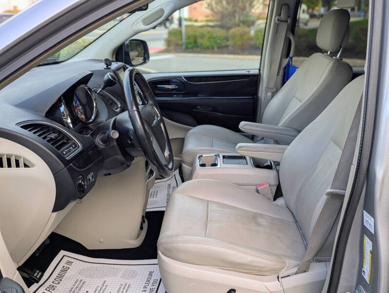 2013 Chrysler Town and Country Touring