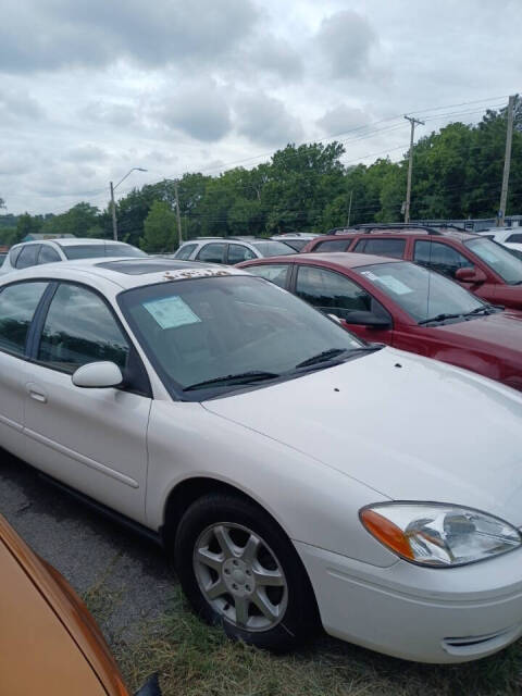 2006 Ford Taurus for sale at LIBERTY AUTO SALES in Kansas City, MO