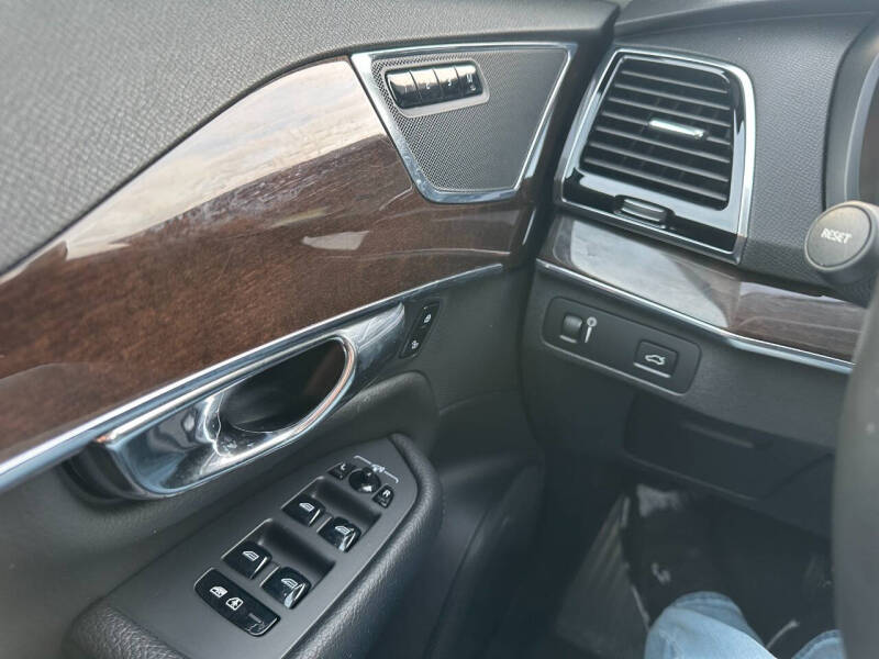 2016 Volvo XC90 T6 Momentum