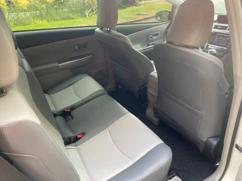 2015 Toyota Prius v Five