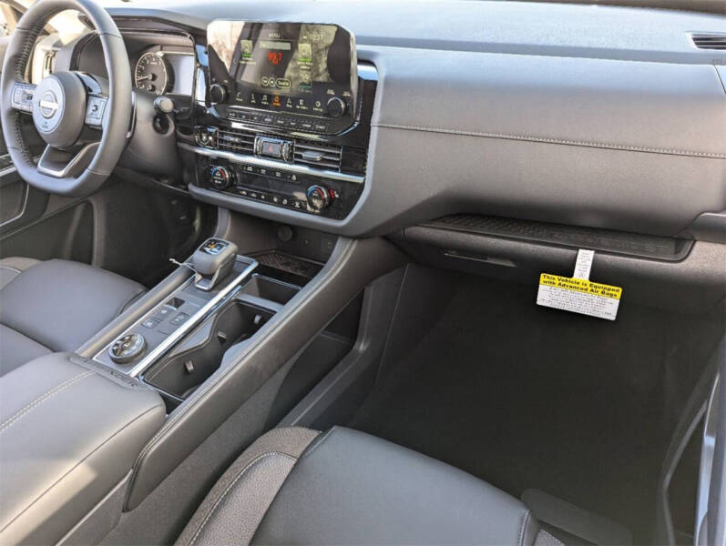 2025 Nissan Pathfinder SL