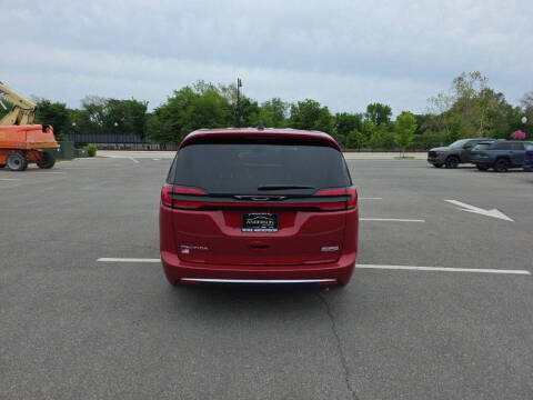 2027 Chrysler Pacifica Select