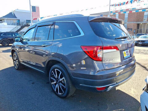 2022 Honda Pilot Touring w/Rear Captain's Chairs