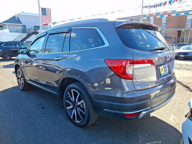 2022 Honda Pilot Touring w/Rear Captain's Chairs