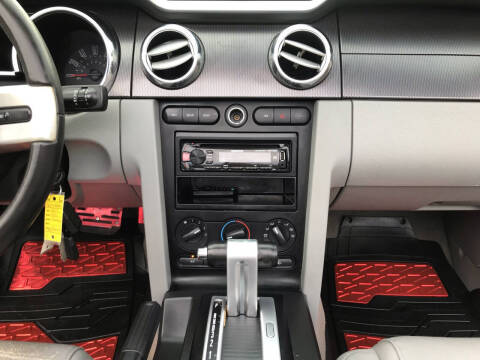 2007 Ford Mustang V6 Deluxe