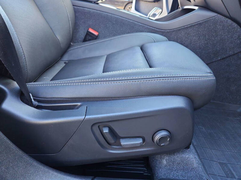 2024 Volvo XC40 B5 Plus Dark Theme