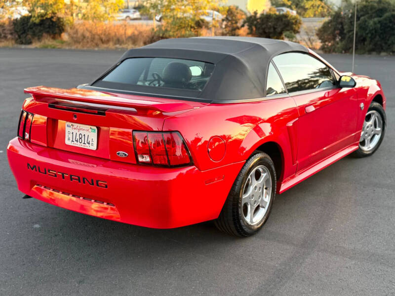 2004 Ford Mustang Deluxe