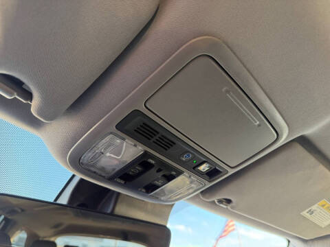 2022 Honda Pilot Touring w/Rear Captain's Chairs