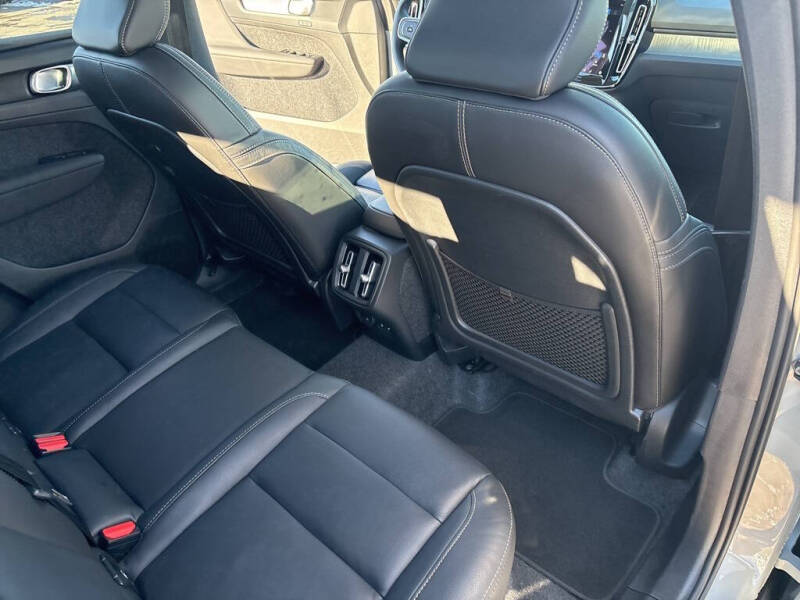 2025 Volvo XC40 B5 Plus Bright Theme