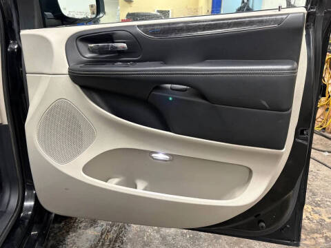 2012 Chrysler Town and Country Touring