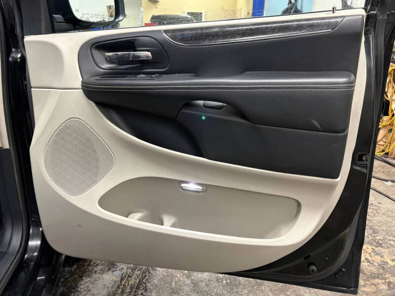 2012 Chrysler Town and Country Touring