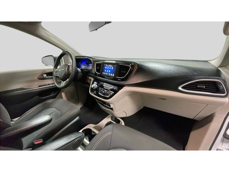 2020 Chrysler Voyager LX