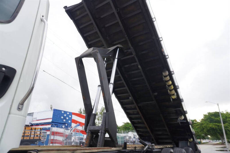 2015 Freightliner M2 106