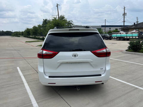 2017 Toyota Sienna LE 8-Passenger