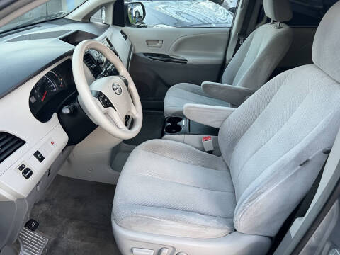 2013 Toyota Sienna LE 7-Passenger Auto Access Seat