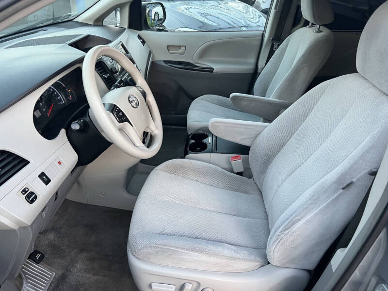 2013 Toyota Sienna LE 7-Passenger Auto Access Seat