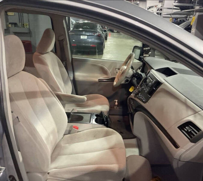 2014 Toyota Sienna LE 8-Passenger