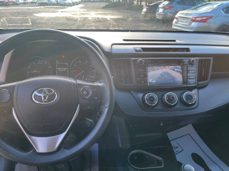 2017 Toyota RAV4 LE photo 9