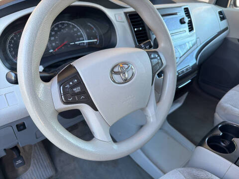 2014 Toyota Sienna LE 8-Passenger