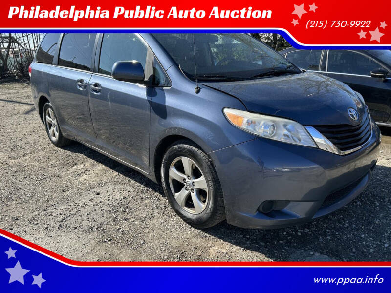 2013 Toyota Sienna LE's photo
