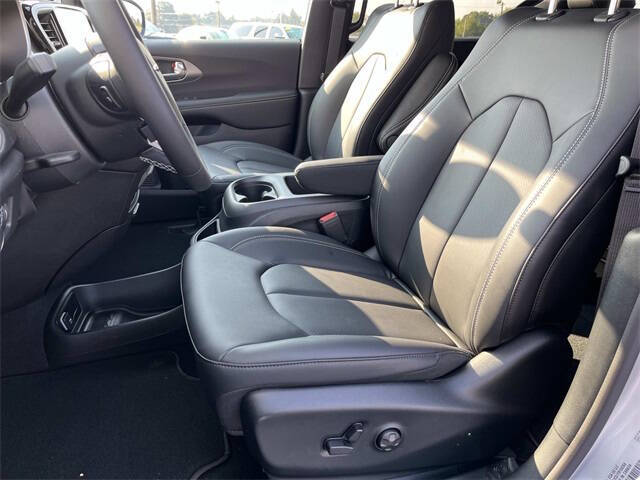 2026 Chrysler Voyager LX