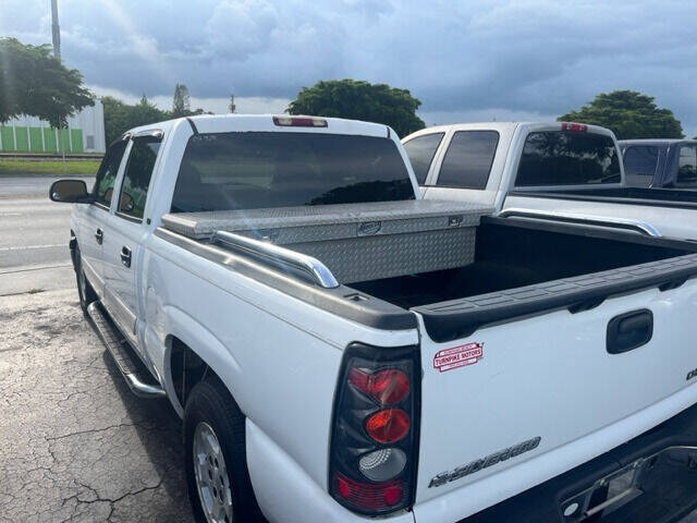 2004 CHEVROLET Silverado Pickup - $5,995