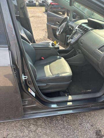 2014 Toyota Prius v Five