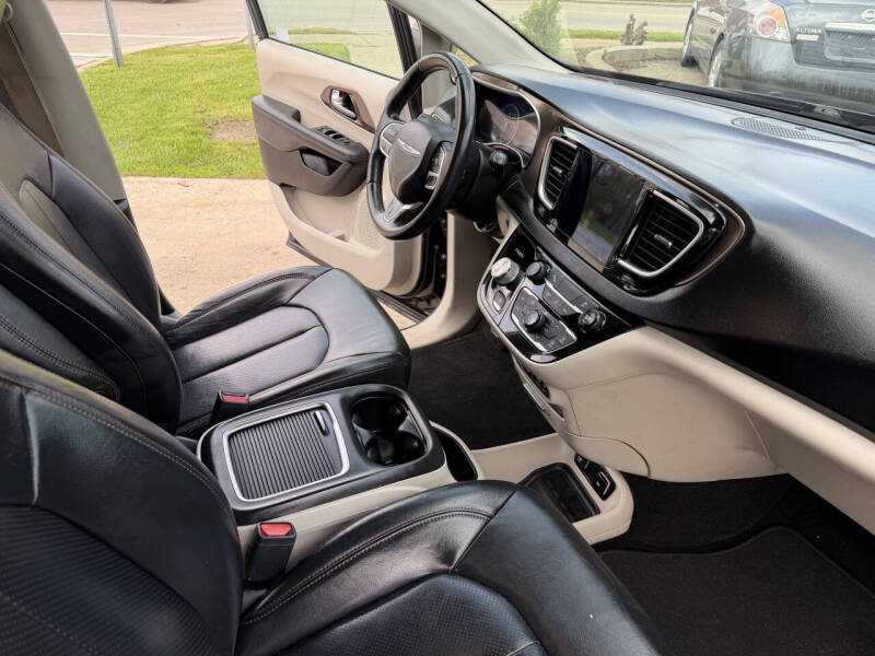 2017 Chrysler Pacifica Touring-L Plus