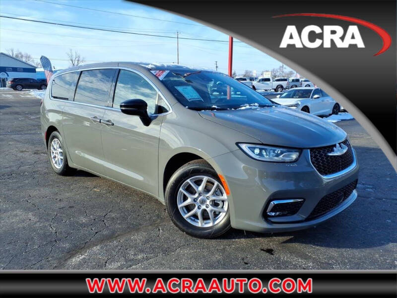 2025 Chrysler Pacifica Select's photo