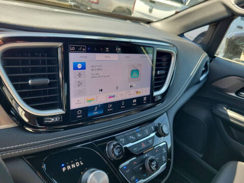 2025 Chrysler Pacifica Select