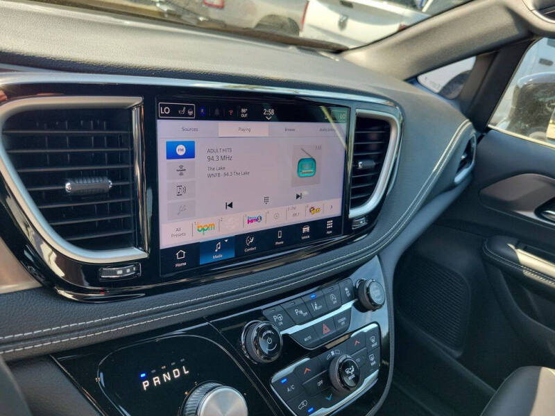 2025 Chrysler Pacifica Select