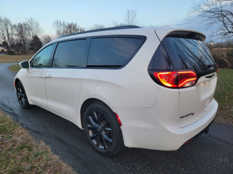 2020 Chrysler Pacifica Limited Red S