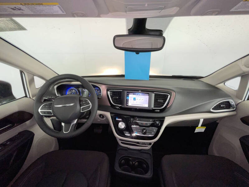 2024 Chrysler Voyager LX