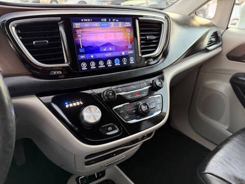 2017 Chrysler Pacifica Touring-L Plus