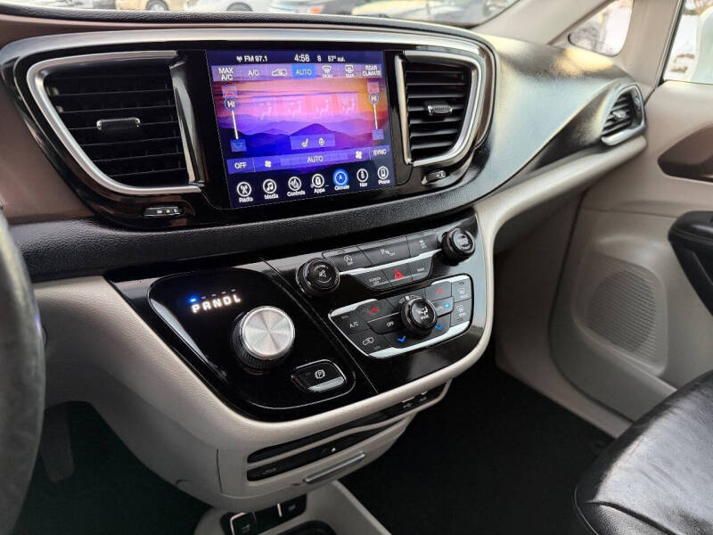 2017 Chrysler Pacifica Touring-L Plus