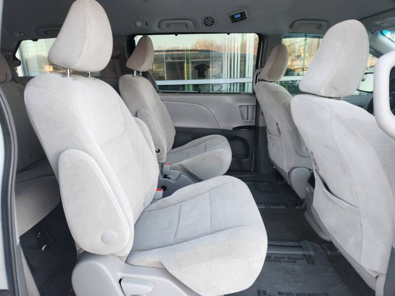 2017 Toyota Sienna LE 7-Passenger