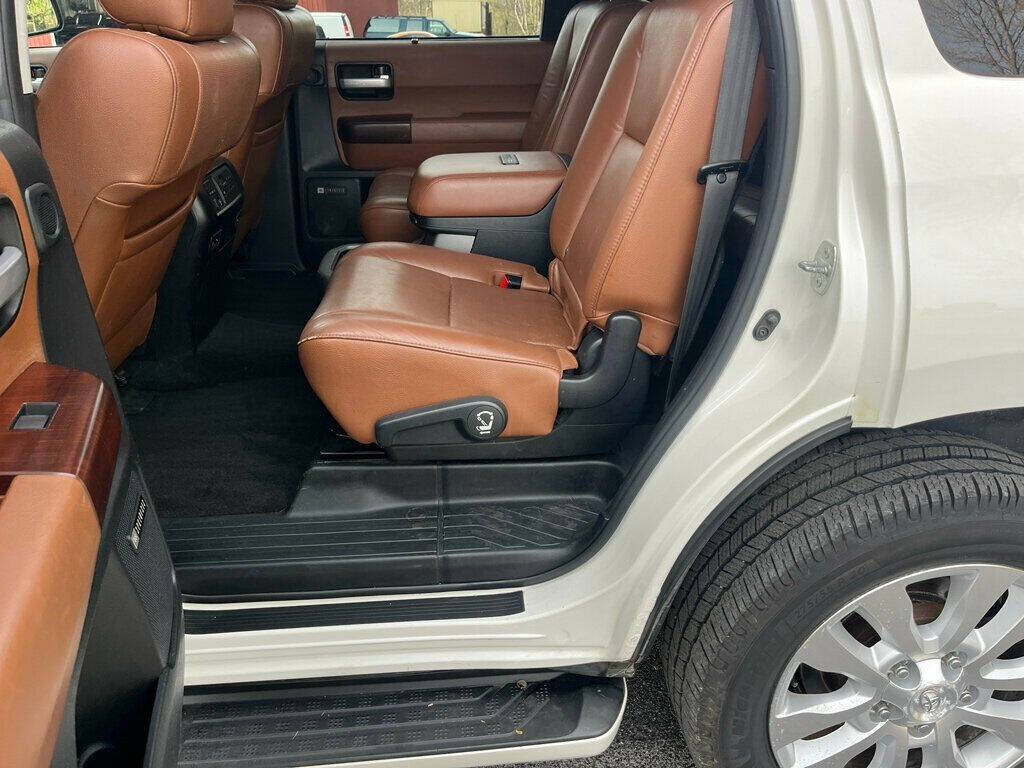 2013 Toyota Sequoia 27