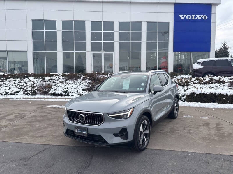 2025 Volvo XC40 B5 Plus Bright Theme