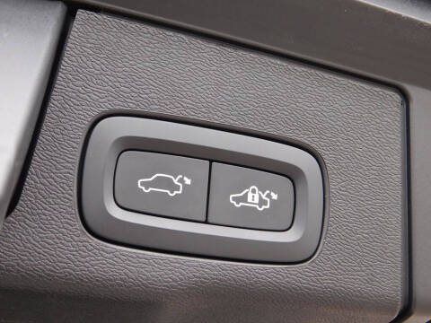 2024 Volvo XC60 B5 Core Dark Theme