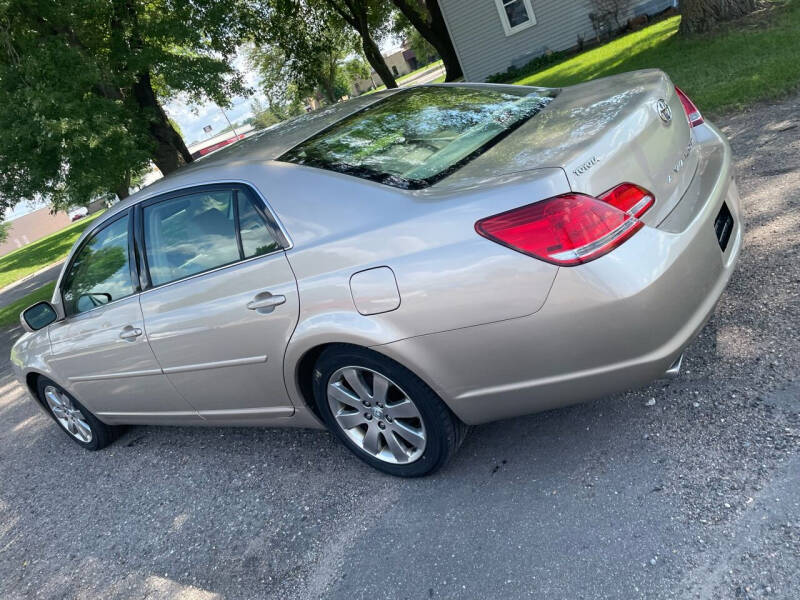 2005 Toyota Avalon for sale at United Motors in Saint Cloud MN